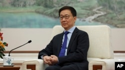 ຮອງປະທານປະເທດຈີນ ທ່ານ ຫານ ເຈີງ ເຂົ້າຮ່ວມປະຊຸມຢູ່ທີ່ຫໍປະຊຸມແຫ່ງຊາດ ໃນນະຄອນຫຼວງປັກກິ່ງ, ວັນທີ 11 ມັງກອນ 2025. 