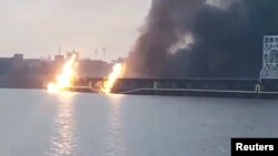 ภาพที่บันทึกจากวิดีโอบนสื่อสังคมออนไลน์ แสดงให้เห็นเขื่อนดนิโปรเฮสที่กำลังลุกไหม้หลังถูกโจมตีจากรัสเซีย ในวันที่ 22 มีนาคม 2024 (ที่มา: รอยเตอร์)