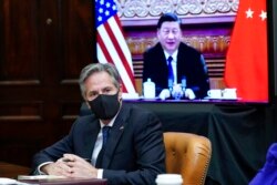 Menteri Luar Negeri Antony Blinken mendengarkan saat Presiden Joe Biden bertemu secara virtual dengan Presiden China Xi Jinping dari Ruang Roosevelt Gedung Putih di Washington, 15 November 2021. (Foto: AP)