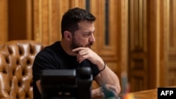 볼로디미르 젤렌스키 우크라이나 대통령이 수도 크이우(러시아명 키예프)에서 베냐민 네타냐후 이스라엘 총리와 통화하고 있다. 우크라이나 대통령실이 8일 공개한 사진.