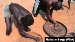 Ex-rebelles du RUF dans une mine de diamants à Tongo field en Sierra Leone en 2002 (VOA / Nathalie Barge)