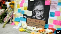 រូបថតរបស់អ្នកស្រី Ruth Bader Ginsburg ចៅក្រមតុលាការកំពូលសហរដ្ឋអាមេរិក ត្រូវបានដាក់តាំងនិងគោរព នៅខាងក្រៅបណ្ណាល័យសកលវិទ្យាល័យច្បាប់ Harvard នៅទីក្រុង Cambridge រដ្ឋ Massachusetts កាលពីថ្ងៃទី ១៨ ខែកញ្ញា ឆ្នាំ២០២០។