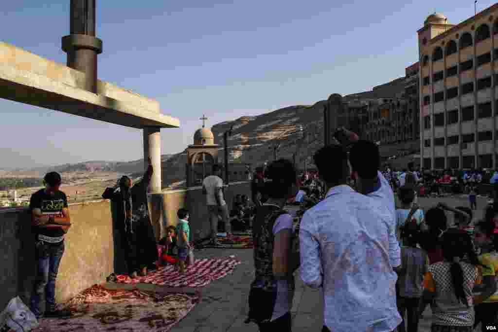 Coptic participants camp at the monastery of Virgin Mary waiting for the event to start in Assiut, Egypt, August 20, 2017. (H. Elrasam/VOA)
