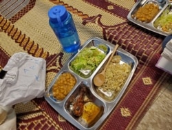Kori Majeed membawa peralatan makan nonplastik milik sendiri ke acara potluck masjid di Washington D.C. (Foto: Kori Majeed)