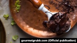 Es krim dari belatung lalat yang dijual di Cape Town, Afrika Selatan.