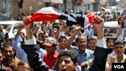 Para demonstran anti-pemerintah melakukan protes di ibukota Sanaa.