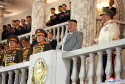 김정은 북한 국무위원장이 10일 자정에 거행된 노동당 창건 75주년 기념 열병식을 참관하고 있다.