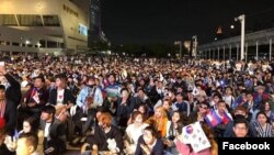 កម្មករខ្មែរនិងសកម្មជនគណបក្សសង្គ្រោះជាតិជាច្រើននាក់ទៅពីប្រទេសនានាធ្វើបាតុកម្មភ្លើងទៀននៅនៅកូរ៉េខាងត្បូង កាលពីថ្ងៃទី២០ ខែមេសា ឆ្នាំ២០១៩។ (រូបថតដកស្រង់ពីហ្វេសប៊ុក Yung Sinet)