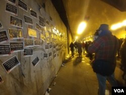 Kolona prolazi pored izlepljenih plakata sa citiranim izjavama predsednika Srbije Aleksandra Vučića i napisom "Laž" ispod svake od njih, tokom protesta "Jedan od pet miliona", u Beogradu, 23. februara 2019. (Foto: Veljko Popović, VOA)