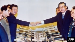 지난 1991년 12월 서울에서 열린 남북고위급회담에서 정원식 당시 한국 국무총리(오른쪽)와 연형묵 북한 정무원 총리가 악수하고 있다.