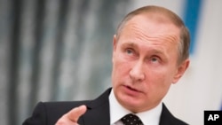 Presiden Rusia Vladimir Putin ketika berbicara dengan pers kepada media saat konferensi pers bersama Presiden Perancis Francois Hollande di Moskow, Rusia, 26 November 2015. 
