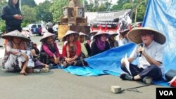 Petani Kendeng sedang mengikuti kuliah lapangan bertema: 'Krisis agraria dan keadilan lingkungan' di depan Istana Negara, Jakarta, Selasa 12/9. (Foto: VOA/Fathiyah).