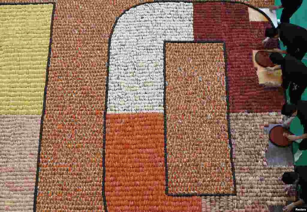 Para peserta mengatur &#39;Sushi&#39; dalam upaya memecahkan Rekor Guinness sebagai Mosaik Sushi terbesar di dunia di sebuah toko sushi di Hong Kong. 