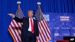 도널드 트럼프 전 미국 대통령이 16일 뉴햄프셔주 앳킨슨에서 유세하고 있다.
