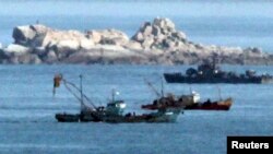 북한 해군 함정(오른쪽)이 지난 2009년 서해 북방한계선(NLL) 인근에서 조업 중인 북한 어선 주변을 지나고 있다. (자료사진)