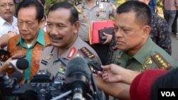 Kapolri Jenderal Badrodin Haiti didampingi Panglima TNI dan Kepala BIN Sutiyoso di kompleks Istana Kepresidenan Kamis, 23 Juli 2015 (VOA/Andylala).