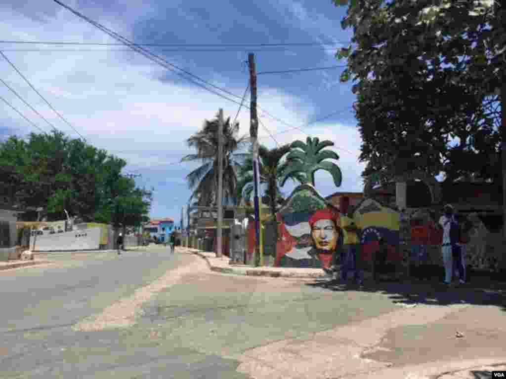 An image of Hugo Chavez is seen in street art, Havana, Cuba, Aug. 13, 2015. (Celia Mendoza/VOA) 