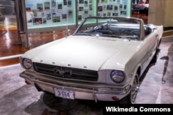 1965년에 출시된 포드 머스탱. 리 아이아코카는 포드 머스탱을 개발하고 판매하는 데 중추적인 역할을 했다.