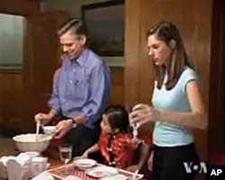 洪博培(左)和他们收养的中国女孩杨乐意(中)