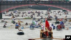 Perahu Gloriana memimpin arak-arakan ratusan perahu di sungai Thames, London dalam rangka memperingati 60 tahun tahta Ratu Elizabeth II (3/6).
