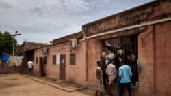 Des détenus dans la cour de la prison centrale de Bamako à Bamako, le 3 juillet 2020.