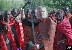 Richard Branson (C), founder of the Virgin Group of Companies, gestures during a ceremony where he was installed as a Maasai elder in the Maasai Mara national Park, 260 km southwest of Nairobi, Kenya, June 2007. (file photo)
