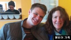 북한에 억류되기 전 생전의 오토 웜비어 군과 어머니 신디 웜비어 씨. 사진제공=웜비어 가족.