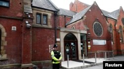 Seorang polisi berjaga di luar masjid Didsbury di Manchester, Inggris, 24 Mei 2017.