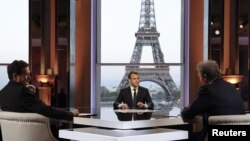 លោក​ប្រធានាធិបតី​បារាំង Emmanuel Macron (រូប​កណ្តាល) ផ្តល់​បទ​សម្ភាសន៍​ជាមួយ​នឹង​ទូរទស្សន៍ BFM កាលពី​ថ្ងៃទី១៥ ខែមេសា ឆ្នាំ២០១៨។
