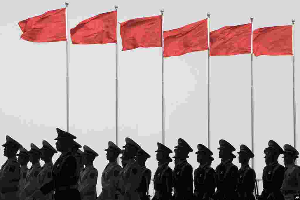 在马来西亚总理纳吉布&middot;拉扎克（Najib Razak）抵达北京参加 &ldquo;一带一路&rdquo;国际合作高峰论坛前夕，中国仪仗队演练（2017年5月12日）