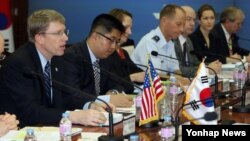 지난해 7월 한국 국방부에서 열린 제4차 한미 통합국방협의체(KIDD) 회의에서 데이비드 헬비 동아시아 부차관보가 인사말을 하고 있다. (자료사진)
