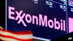 Logo ExxonMobil terlihat di lantai Bursa Efek New York. (Foto: AP)