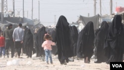 Al-Hol Camp in Syria is mostly populated with women and children, detained after fleeing the last battles against Islamic State militants on Oct. 20, 2021. (Ali Zeyno/VOA)