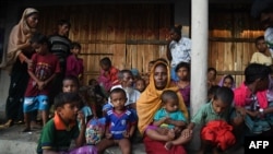 Pengungsi Muslim Rohingya yang memasuki Bangladesh dengan kapal di pantai Saplapur di distrik Teknaf di Bangladesh, beristirahat sambil menunggu untuk dibawa ke kamp-kamp pengungsi, 9 November 2017. (Foto: dok).