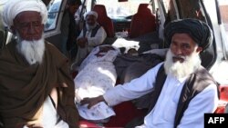 Tolibon hujumida halok bo'lgan ikki o'quvchi jasadini yaqinlari olib ketmoqda, G'azni, Afg'oniston, 30-mart, 2019-yil.