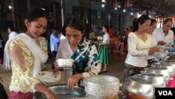 ពុទ្ធ​បរិស័ទ​កំពុងរាប់បាត្រនៅ​ក្នុង​វត្ត​មួយ​កណ្តាល​រាជធានី​ភ្នំពេញ​កាលពី​ព្រឹក​ថ្ងៃសៅរ៍​ ទី​១៦ ខែ កញ្ញា ឆ្នាំ២០១៧។​ (កាន់ វិច្ឆិកា/VOA)