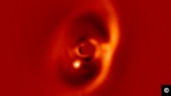 ახალი პლანეტის დაბადების მომენტი. ფოტო: ESO/A. Müller MPIA. ახალი პლანეტა PDS 70 b ყველაზე კაშკაშა წერტილია. 