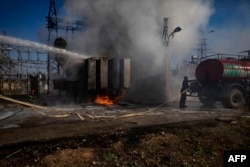 Petugas pemadam kebakaran Kurdi Suriah memadamkan api di pembangkit listrik di Qamishli yang dilaporkan menjadi sasaran drone Turki pada 15 Januari 2024. (Foto: AFP)