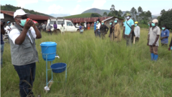 Sensibilisation des combattants des Maheshe à la prevention du Covid-19, en RDC, le 20 mai 220. (VOA/Ernest Muhero)