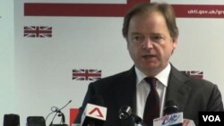 លោក​ហ៊ូហ្គោ ស្វៃអ័រ ​(Hugo Swire) មន្ត្រី​ការ​បរទេស​ចក្រភព​អង់គ្លេស​។