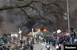 Anti-government protesters build a barricade during clashes with riot police in the Independence Square in Kyiv, Feb. 20, 2014.
