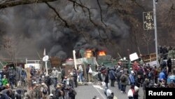 Anti-government protesters build a barricade during clashes with riot police in the Independence Square in Kyiv, Feb. 20, 2014. 
