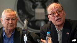 Anggota Kongres Dana Rohrabacher (kiri) dan Steven Cohen berbicara dalam konferensi pers di Kedutaan Amerika di Moskow (2/6). 