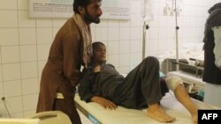 Seorang anak laki-laki Afghanistan dirawat di rumah sakit setelah terluka akibat serangan udara koalisi di provinsi Kunduz (foto: ilustrasi). 