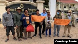 សកម្មជននិងមន្ត្រីសង្គមស៊ីវិលឈរនៅមុខសាលាដំបូងខេត្តក្រចេះ ក្រោយសកម្មជនការពារបរិស្ថានប្រាំនាក់ ត្រូវបានដោះលែងកាលពីថ្ងៃទី០៨ ខែកុម្ភៈ ឆ្នាំ២០២១។ (រូបថតផ្ដល់ឱ្យ) 