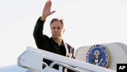 Menlu AS Antony Blinken melambai saat menaiki pesawat untuk menuju ke Beijing, China di Pangkalan Angkatan Udara Andrews, Maryland, Selasa, 23 April 2024. 