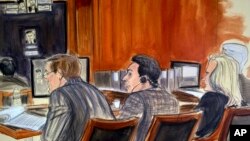 تصویر نقاشی شده از محمد هاکان آتیلا بانکدار ترکیه ای (نفر وسط) در جلسه دادگاه در شهر نیویورک - ۲۸ نوامبر ۲۰۱۷ 