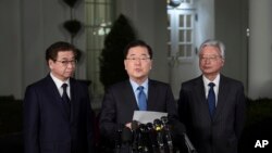 한국 정부 대북특사로 방북 결과를 설명하기 위해 8일 도널드 트럼프 대통령을 면담한 정의용 청와대 국가안보실장(가운데)이 백악관 앞에서 면담 결과를 발표하고 있다. 정 실장은 트럼프 대통령이 5월 안에 북한 김정은 국무위원장을 만나겠다는 뜻을 밝혔다고 전했다. 왼쪽은 서훈 국정원장, 오른쪽은 조윤제 주미한국대사.