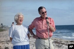 1988년 플로리다 조지 H.W. 부시 전 미국 대통령과 바버라 여사가 플로리다주 걸프 스트림의 한 해변에서 휴가를 보내고 있다.