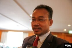 លោក ព្រាប កុល នាយក​ប្រតិបត្តិ​នៃ​អង្គការ​តម្លាភាព​កម្ពុជា នៅក្នុង​វគ្គបណ្តុះ​បណ្តាល​ក្រុម​ការងារ​បច្ចេកទេស​មួយ​ស្តីពី​ច្បាប់​សិទ្ធិ​ទទួល​ព័ត៌មាន ក្រោម​ប្រធានបទ «ការការពារ​អ្នក​ផ្តល់​ព័ត៌មាន និង​ការសម្ងាត់រដ្ឋ» ក្នុង​រាជធានី​ភ្នំពេញ កាលពី​ថ្ងៃ​ទី៨ ខែកញ្ញា ឆ្នាំ២០១៦។ (ហ៊ាន សុជាតា/VOA)